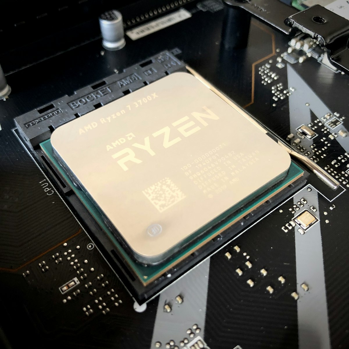 Intel Core i5-13400F vs Ryzen 5 7600: cuál CPU conviene en Argentina 2026