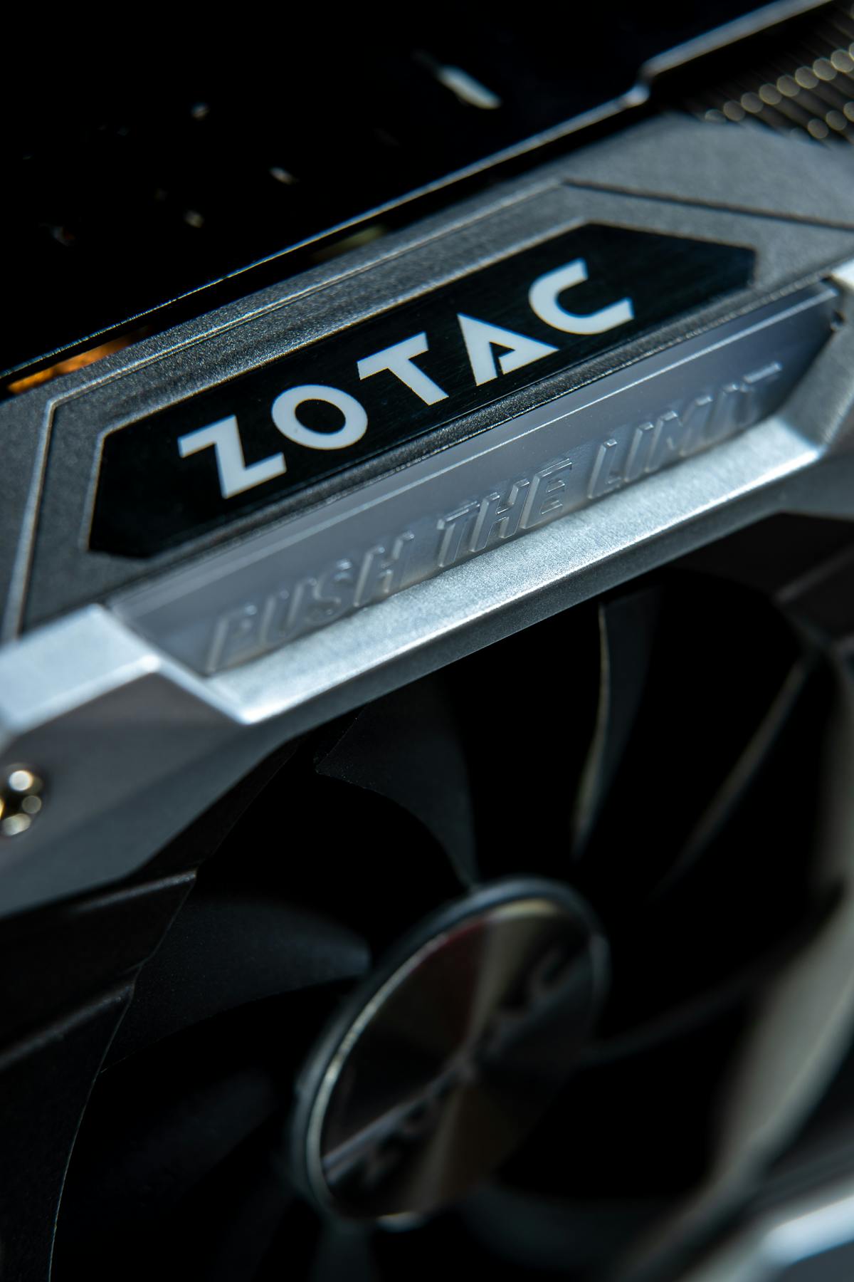 RTX 4070 vs RX 7700 XT: cuál conviene en Argentina en 2026